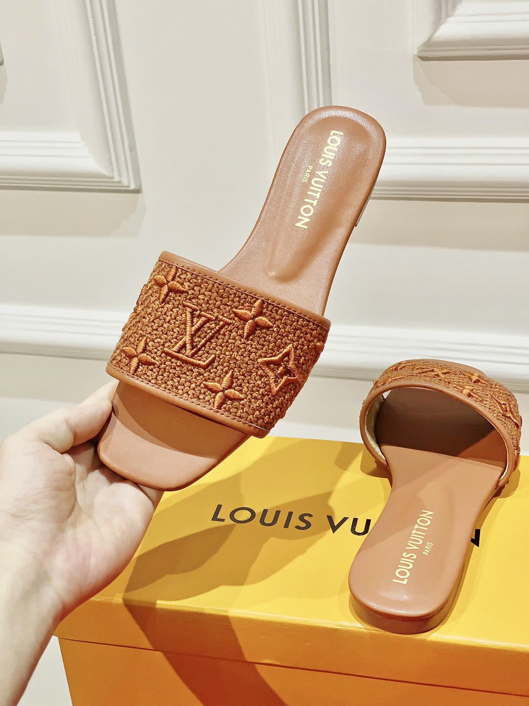 l**is V*t*n slippers