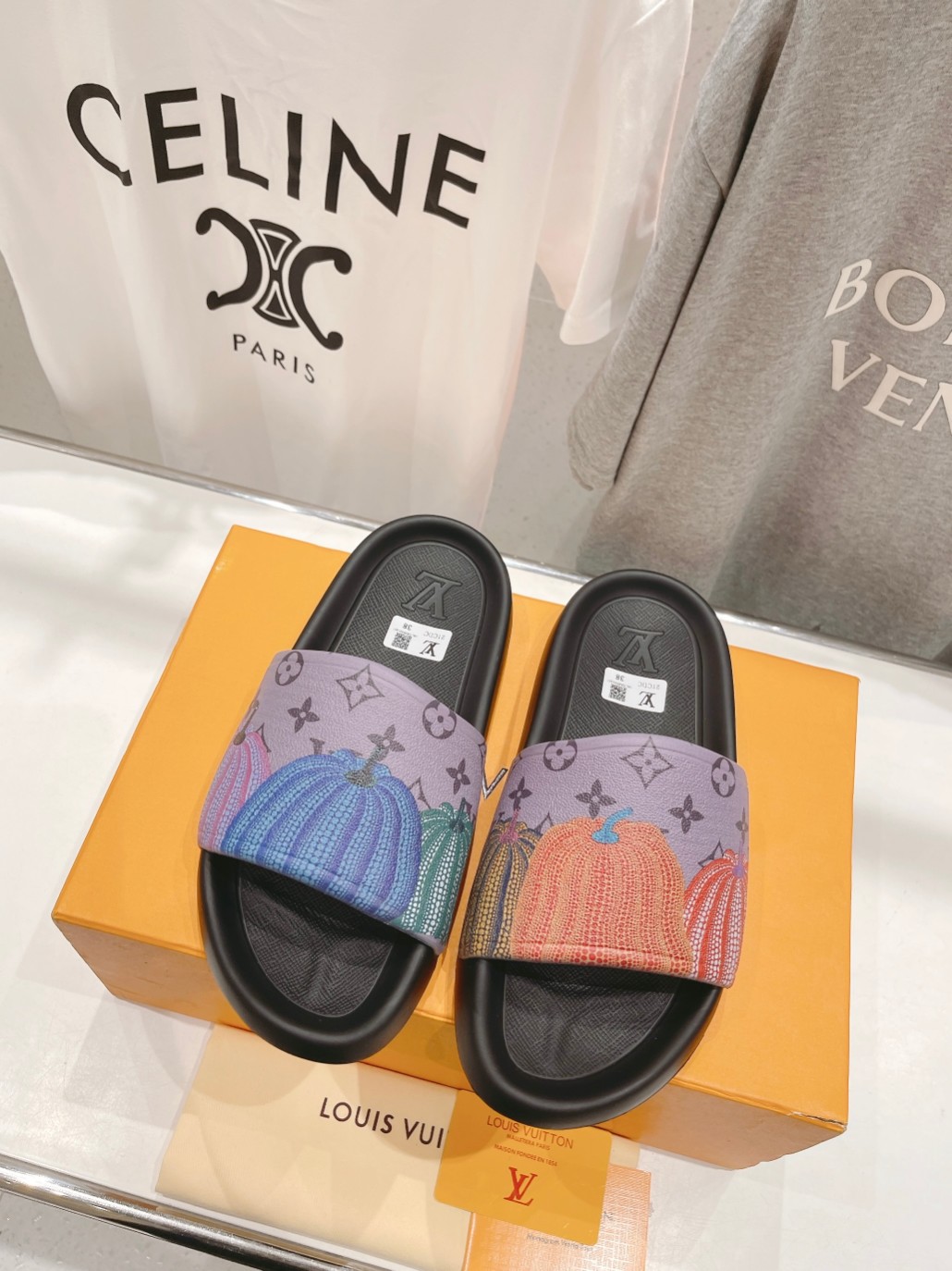 l**is V*t*n slippers