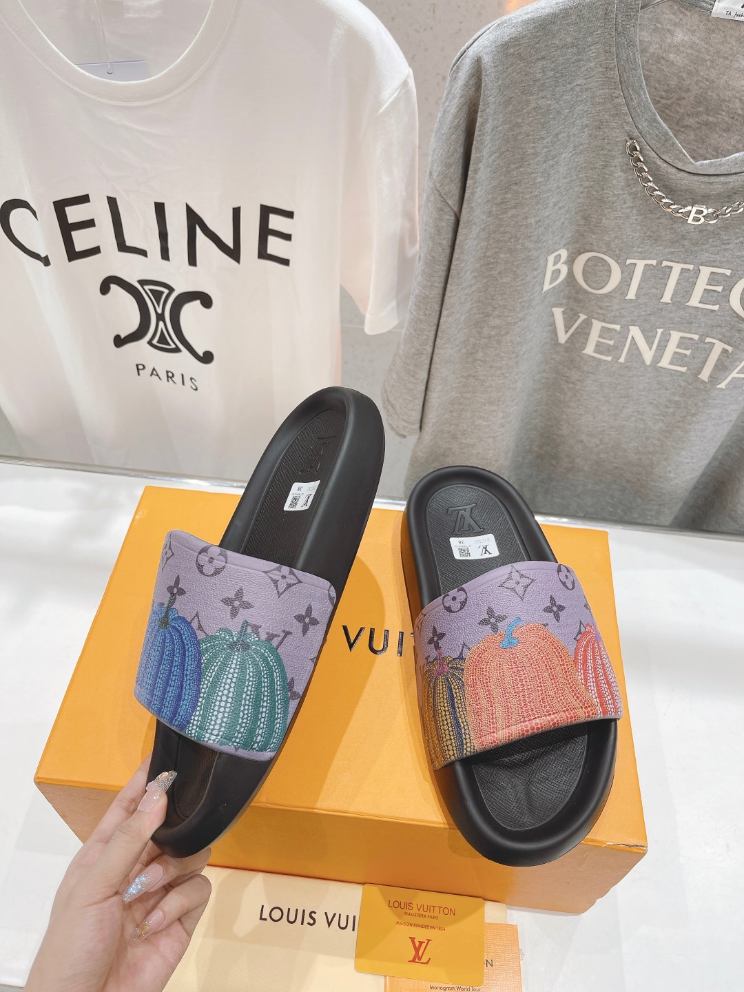 l**is V*t*n slippers