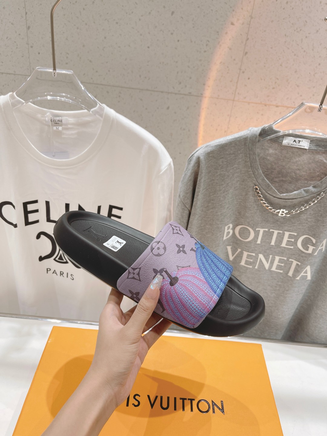 l**is V*t*n slippers