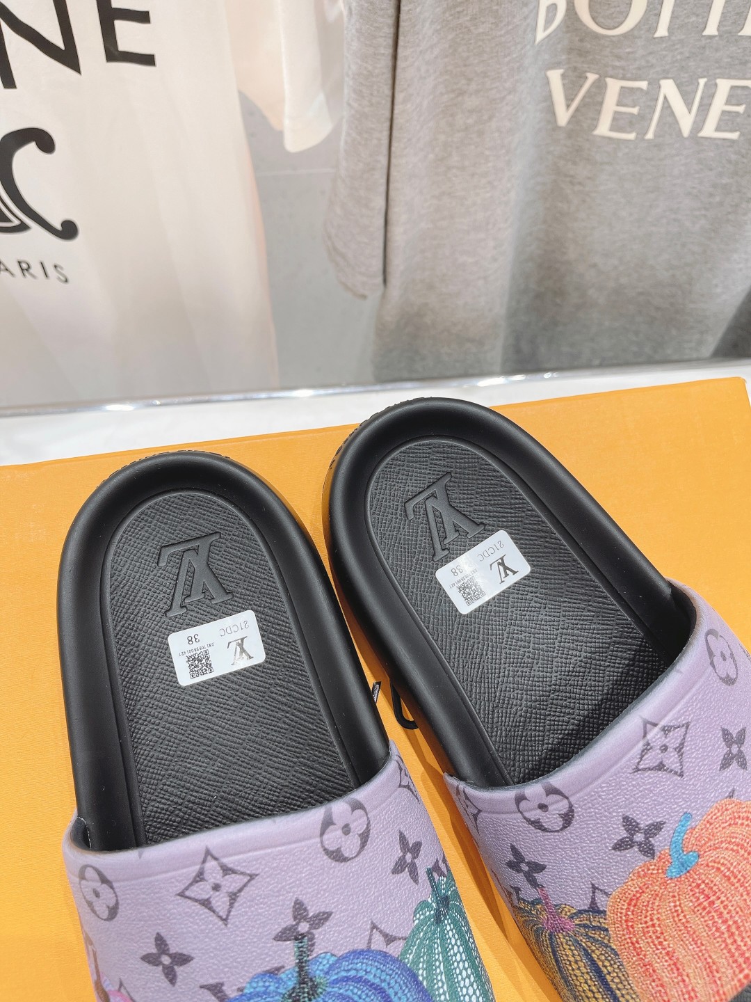 l**is V*t*n slippers