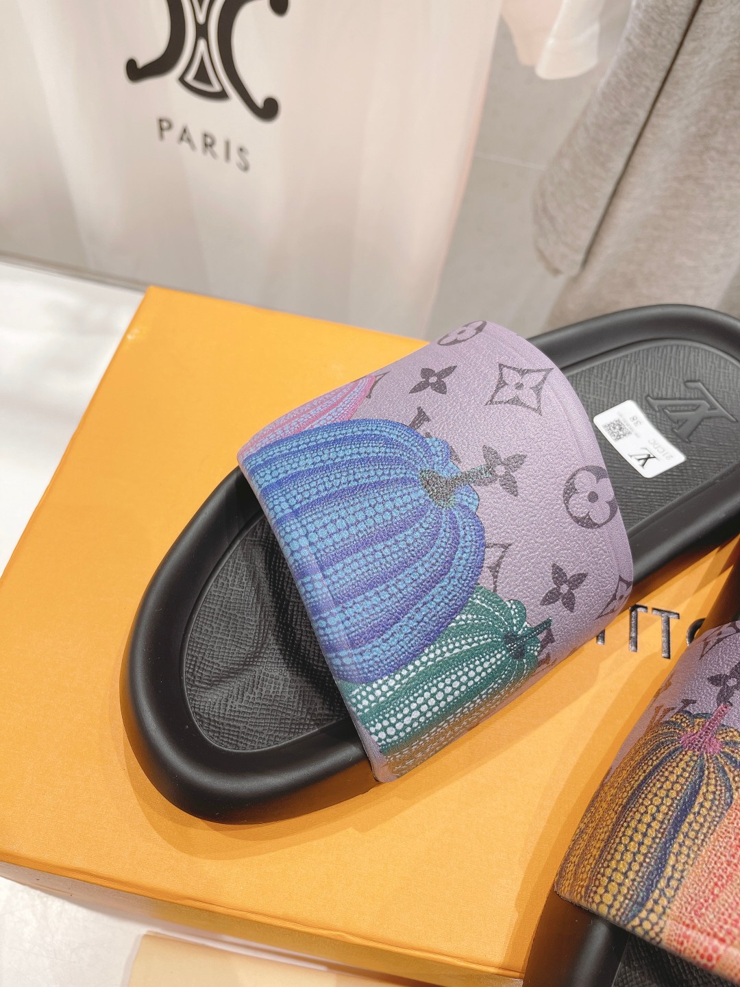 l**is V*t*n slippers