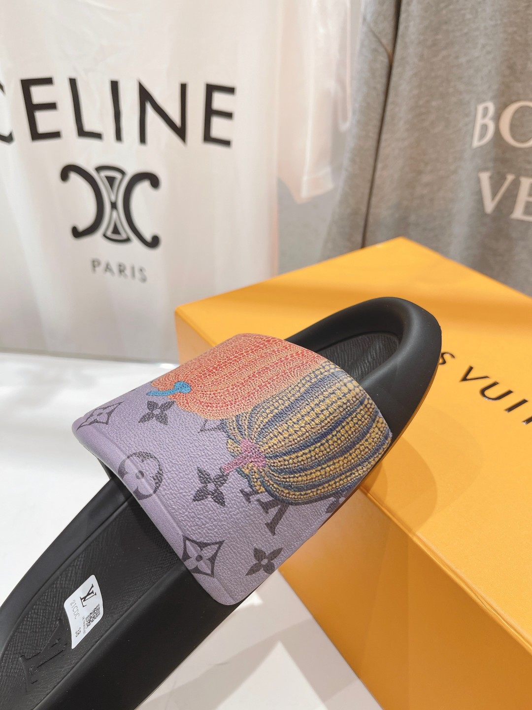 l**is V*t*n slippers