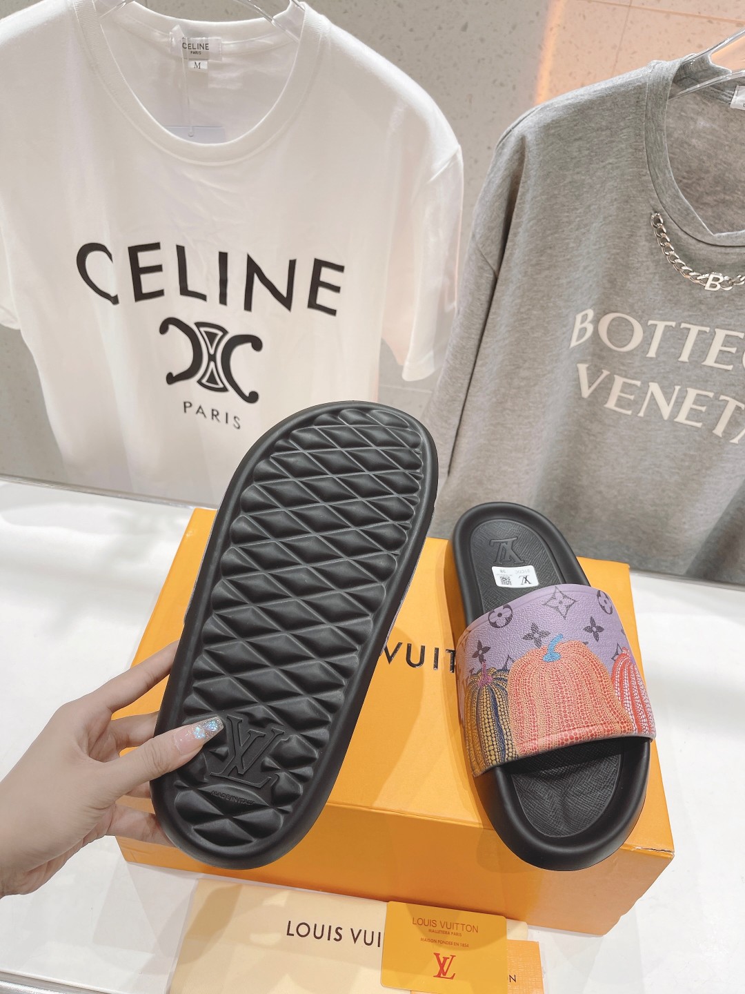 l**is V*t*n slippers