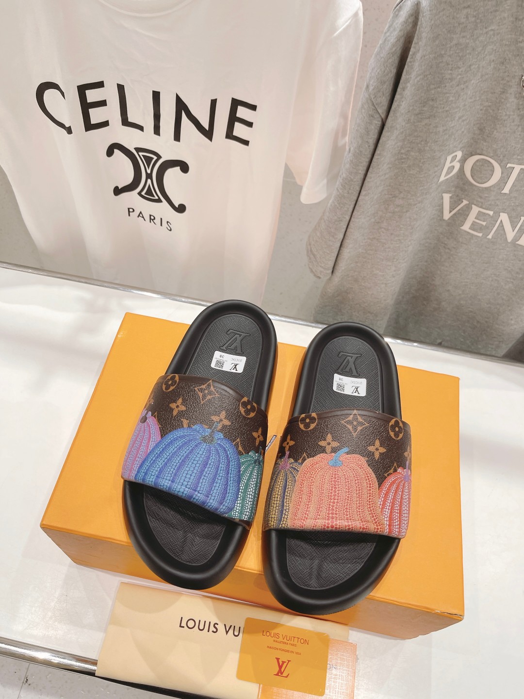 l**is V*t*n slippers