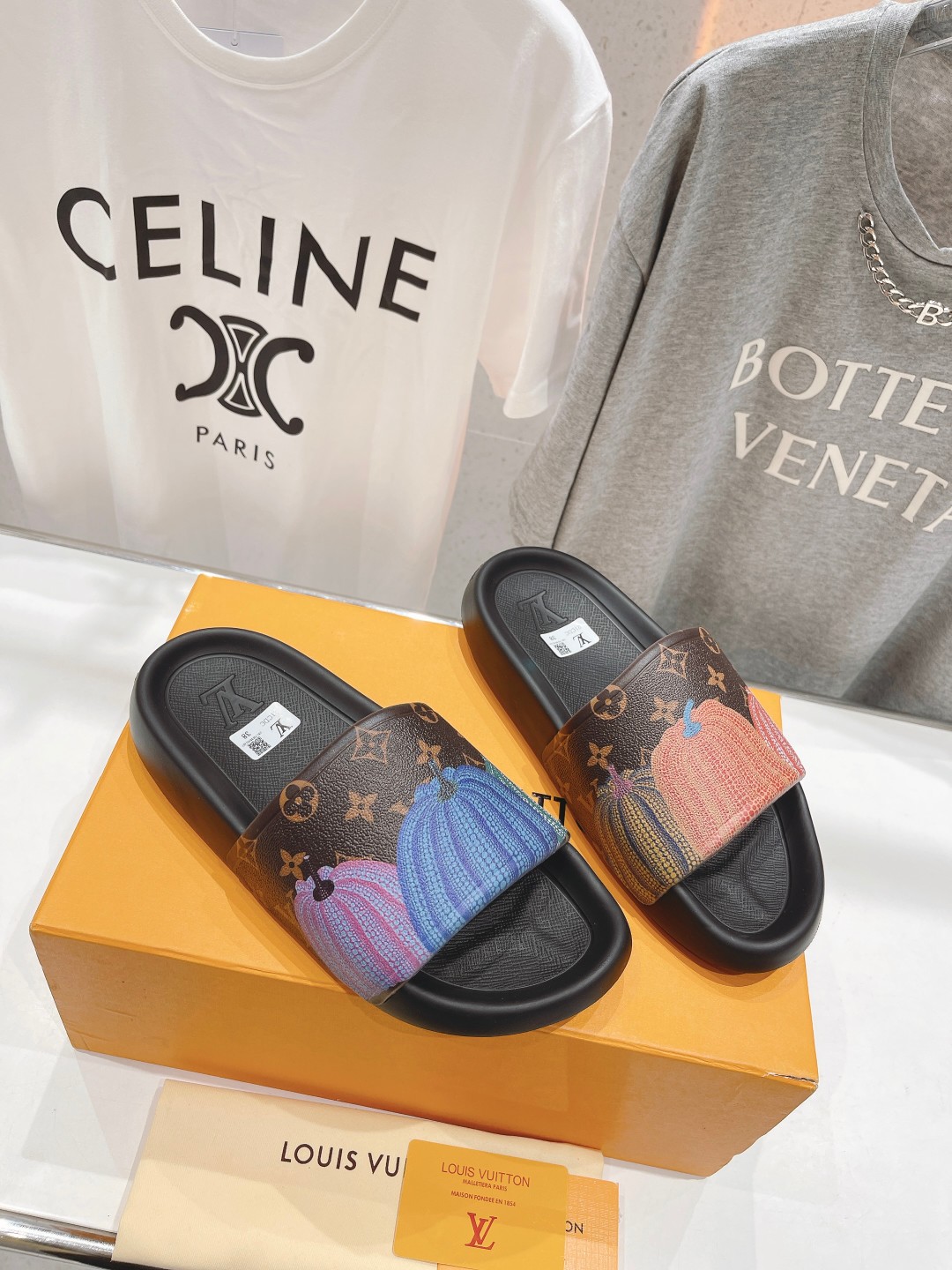 l**is V*t*n slippers