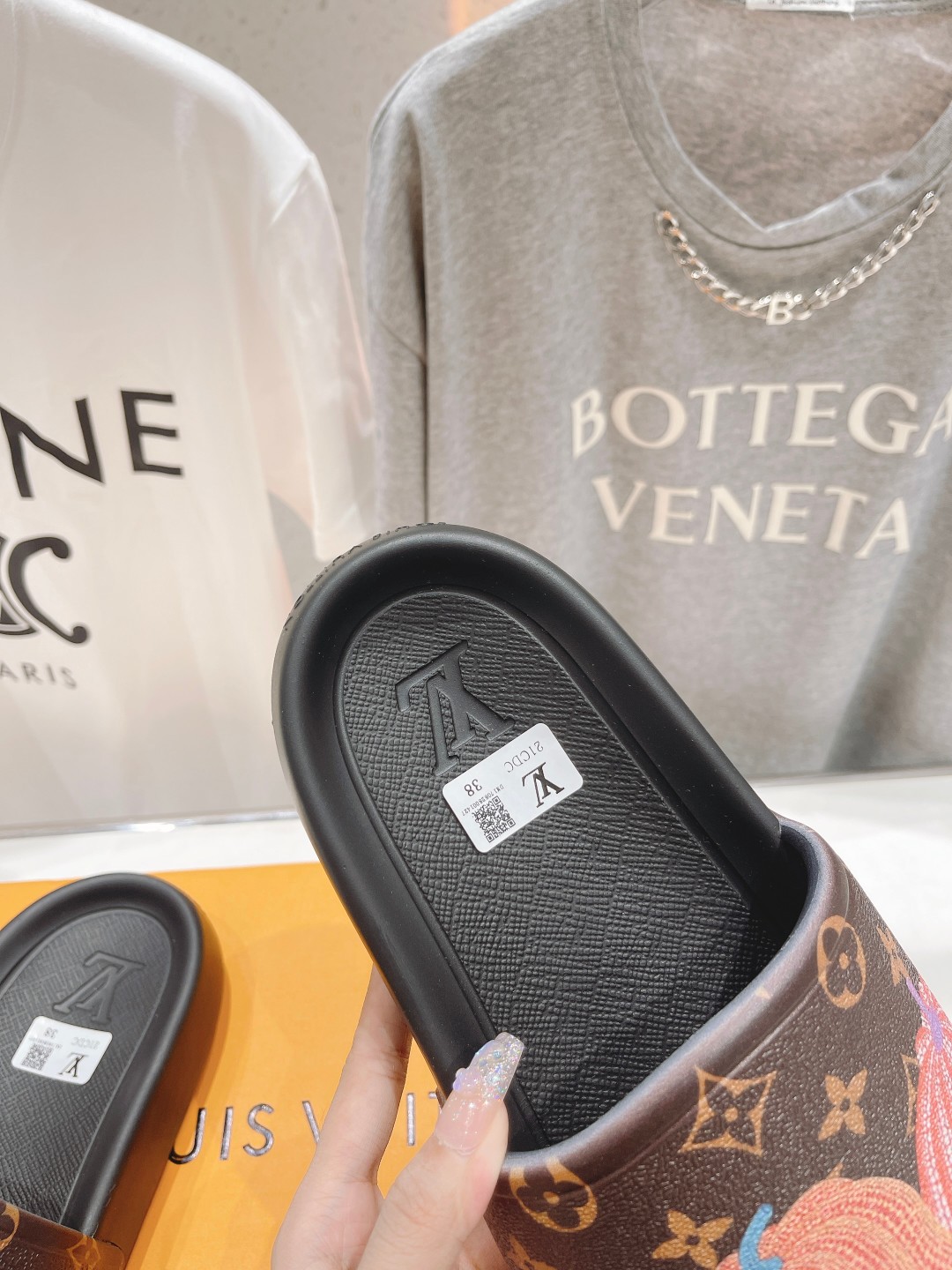 l**is V*t*n slippers