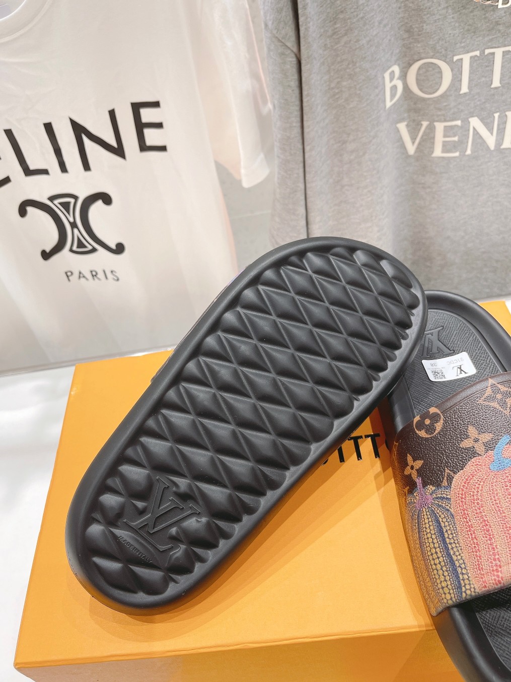 l**is V*t*n slippers