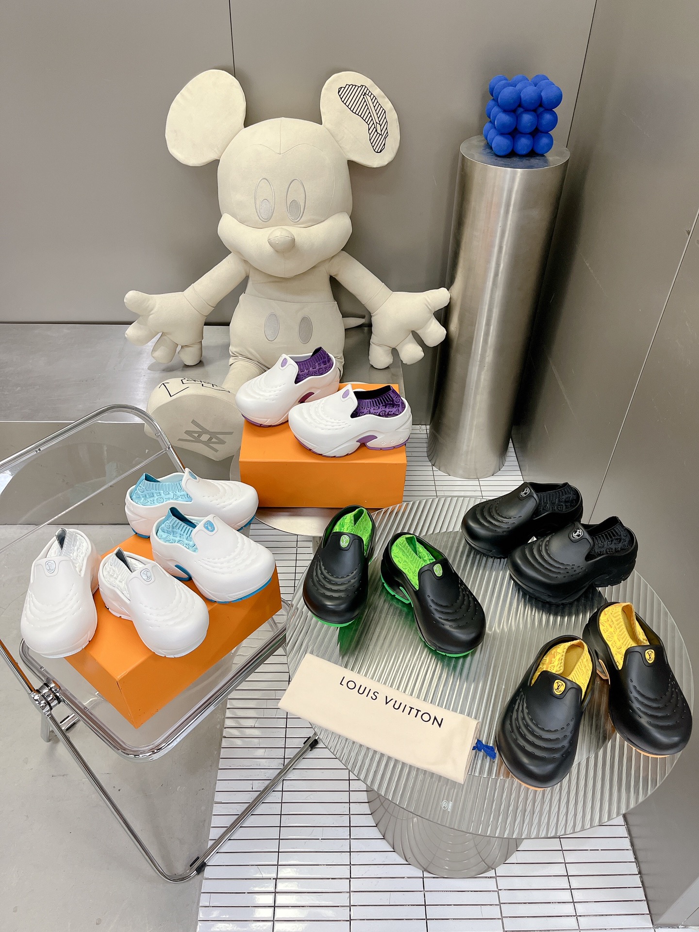 l**is V*t*n shark clog slippers(eu35-40)