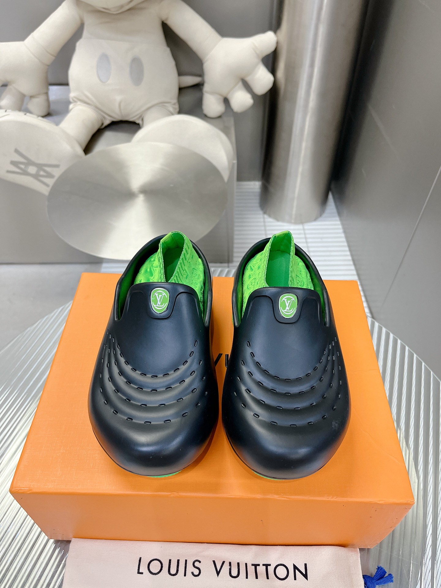 l**is V*t*n shark clog slippers(eu35-40)