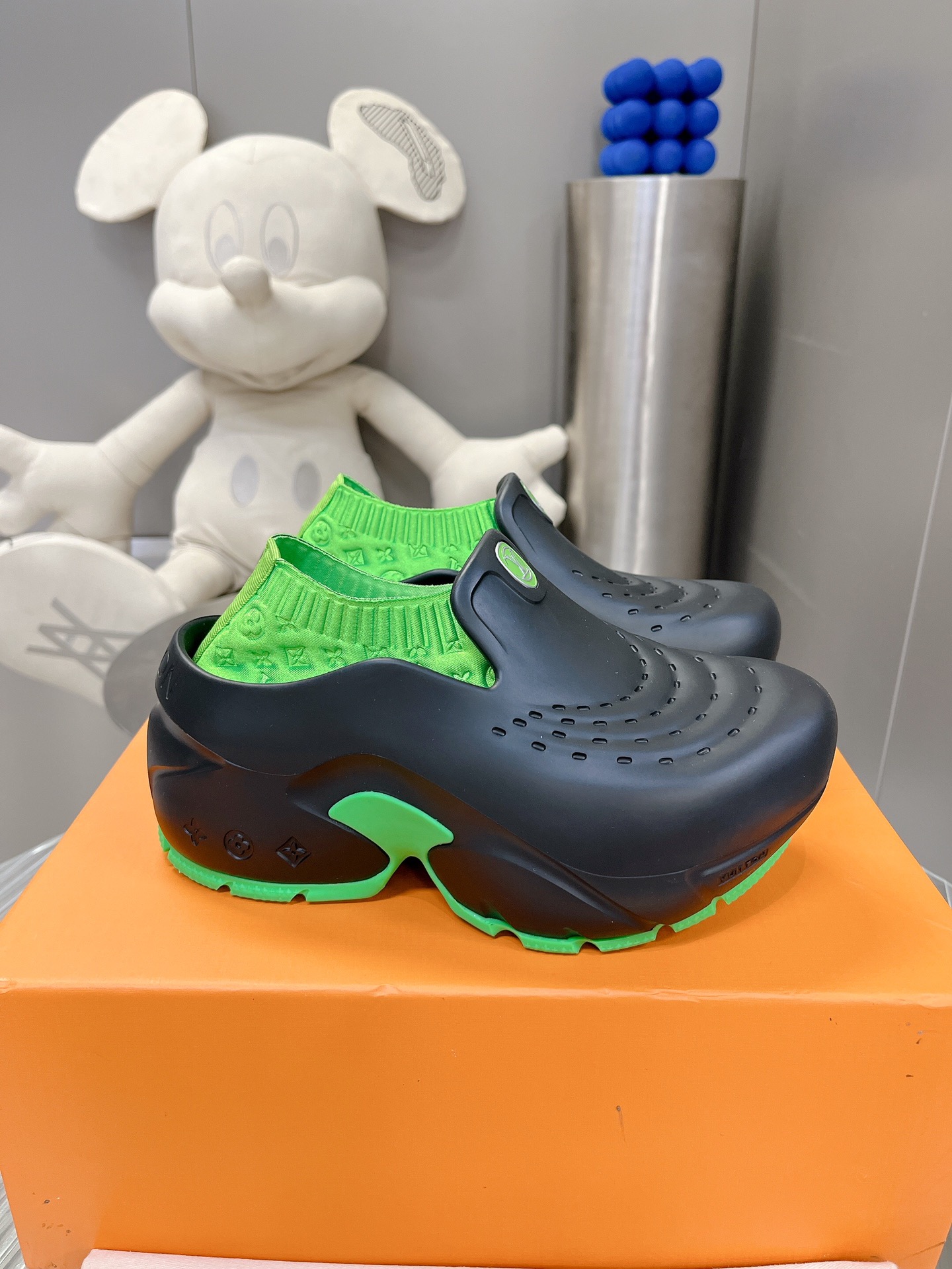 l**is V*t*n shark clog slippers(eu35-40)