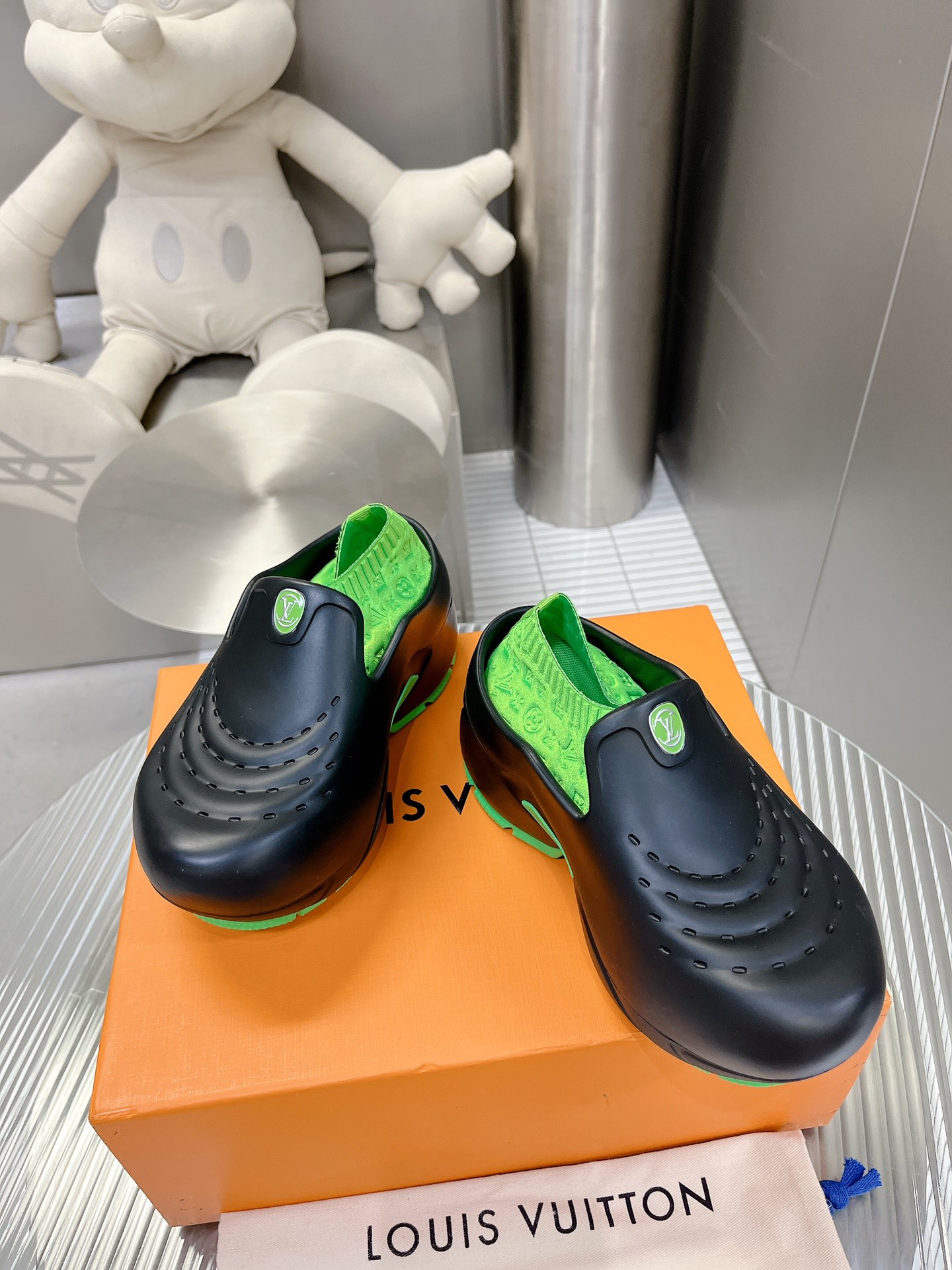 l**is V*t*n shark clog slippers(eu35-40)