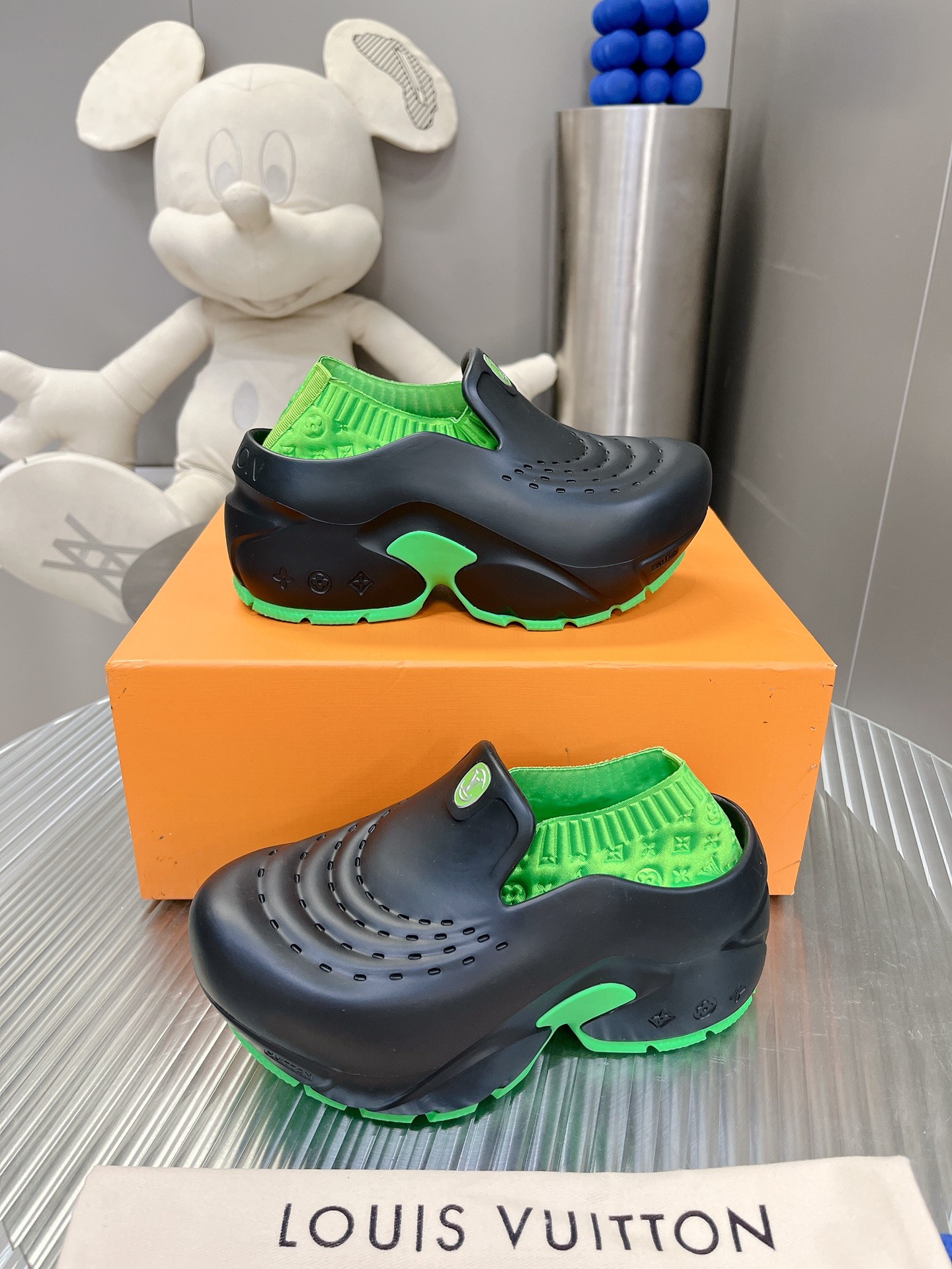 l**is V*t*n shark clog slippers(eu35-40)