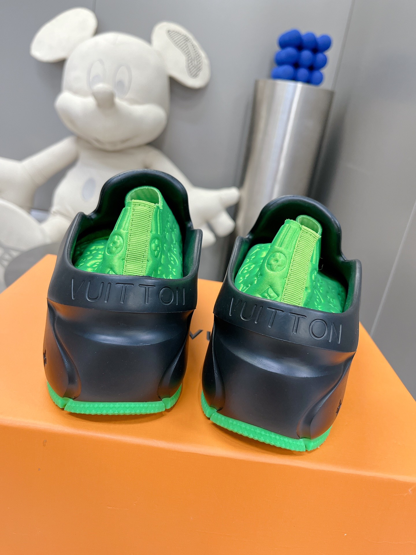 l**is V*t*n shark clog slippers(eu35-40)