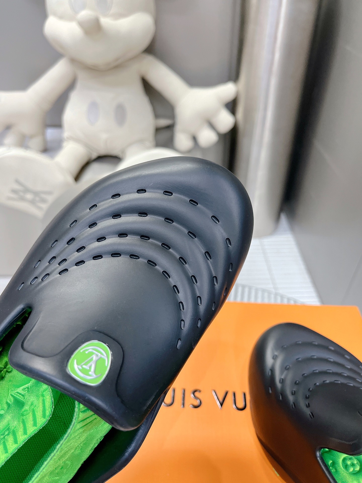 l**is V*t*n shark clog slippers(eu35-40)