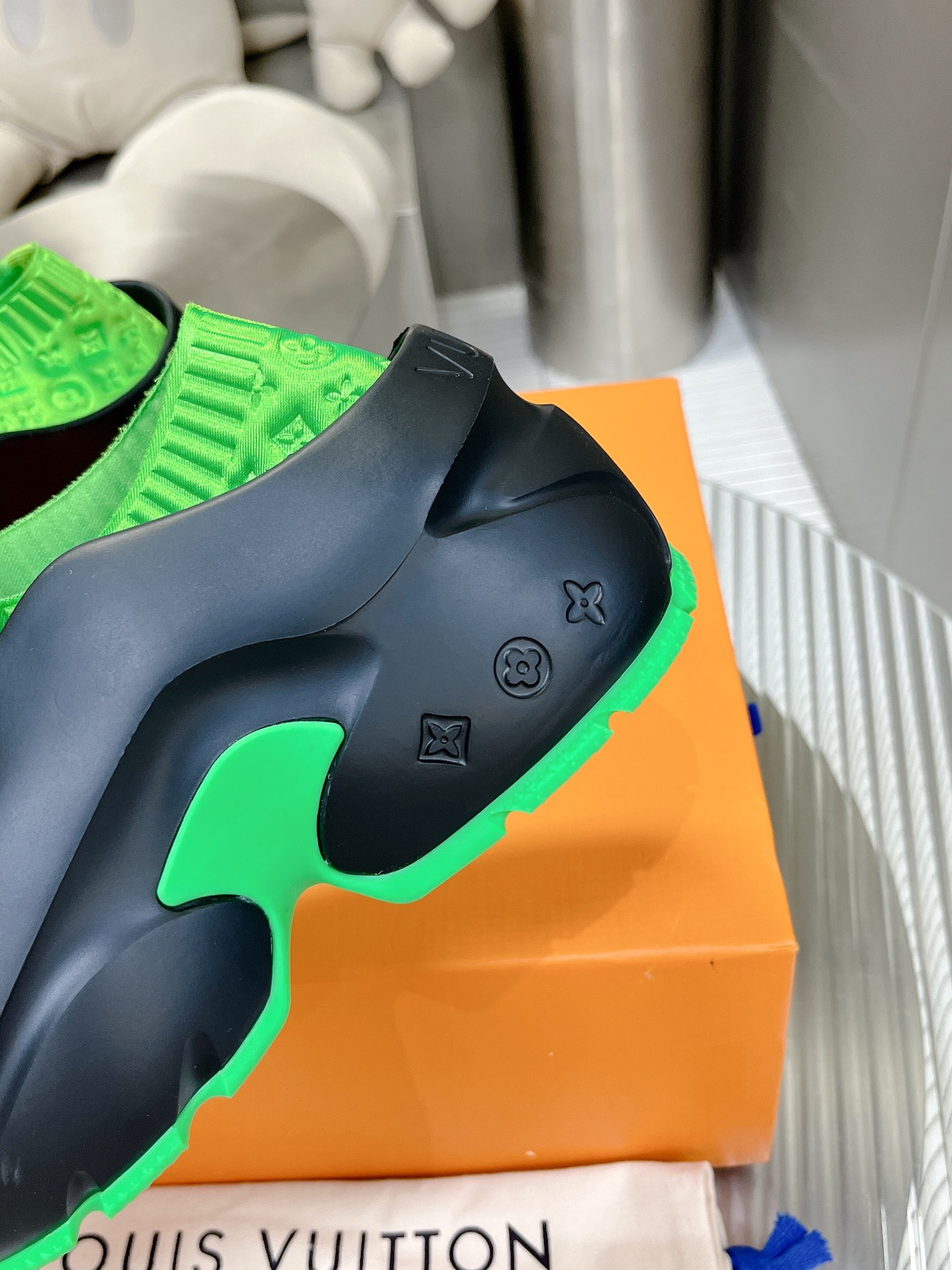 l**is V*t*n shark clog slippers(eu35-40)