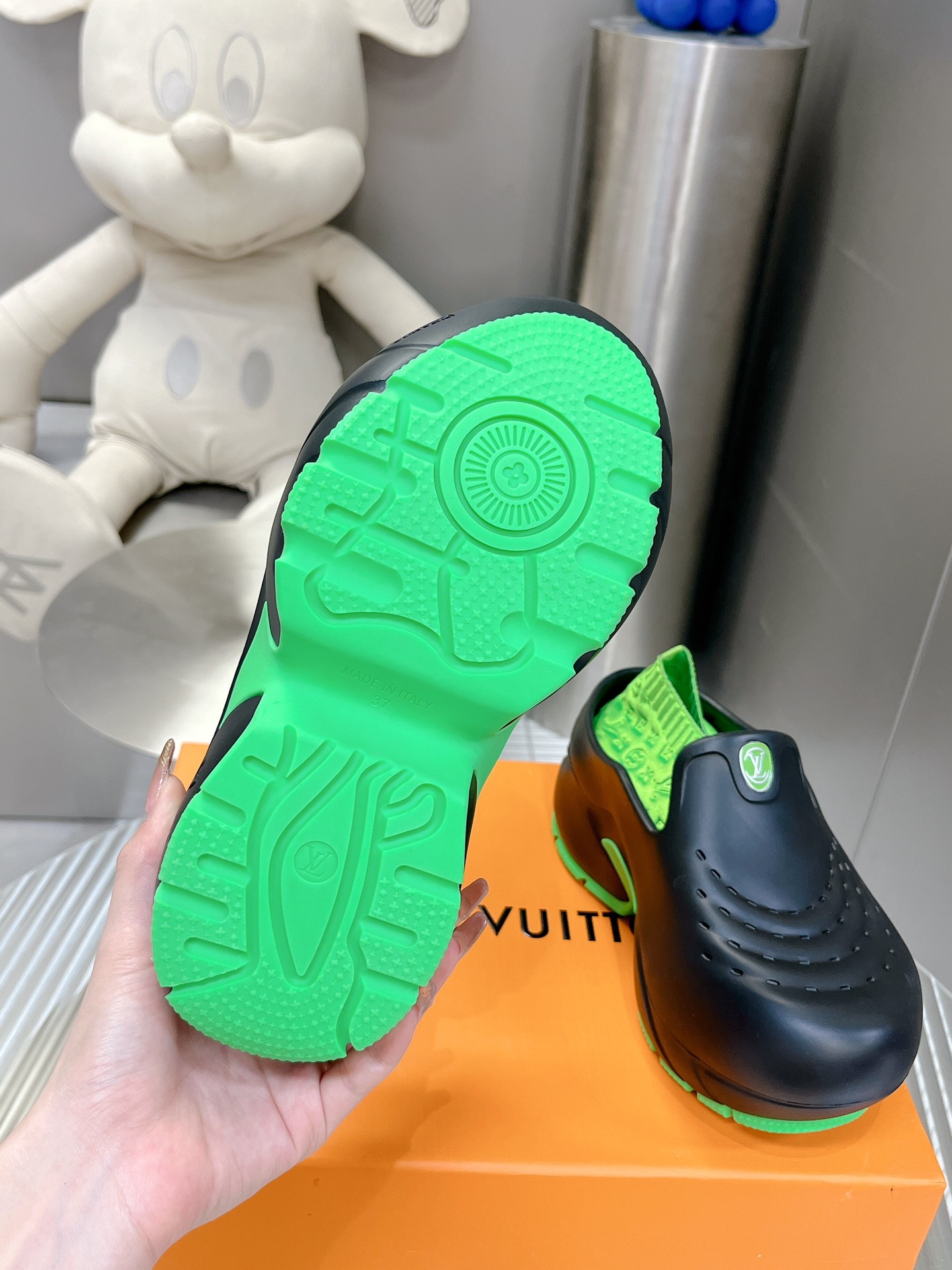 l**is V*t*n shark clog slippers(eu35-40)