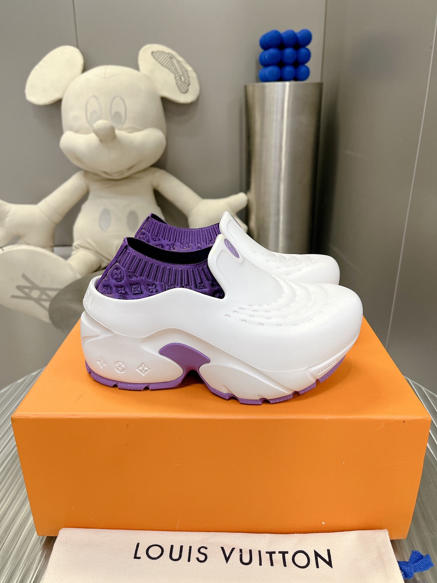 l**is V*t*n shark clog slippers(eu35-40)