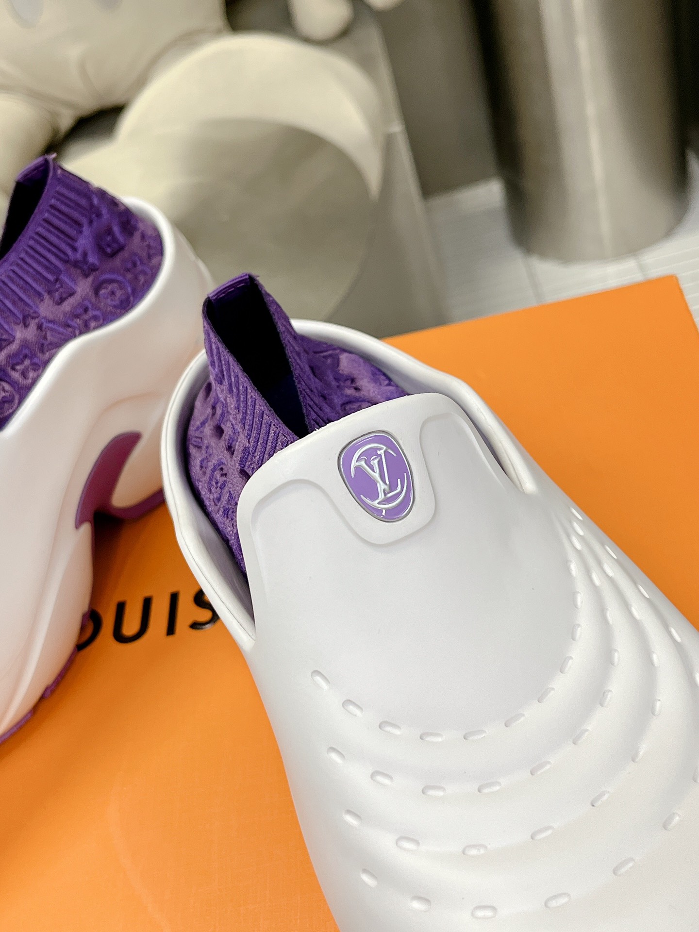 l**is V*t*n shark clog slippers(eu35-40)