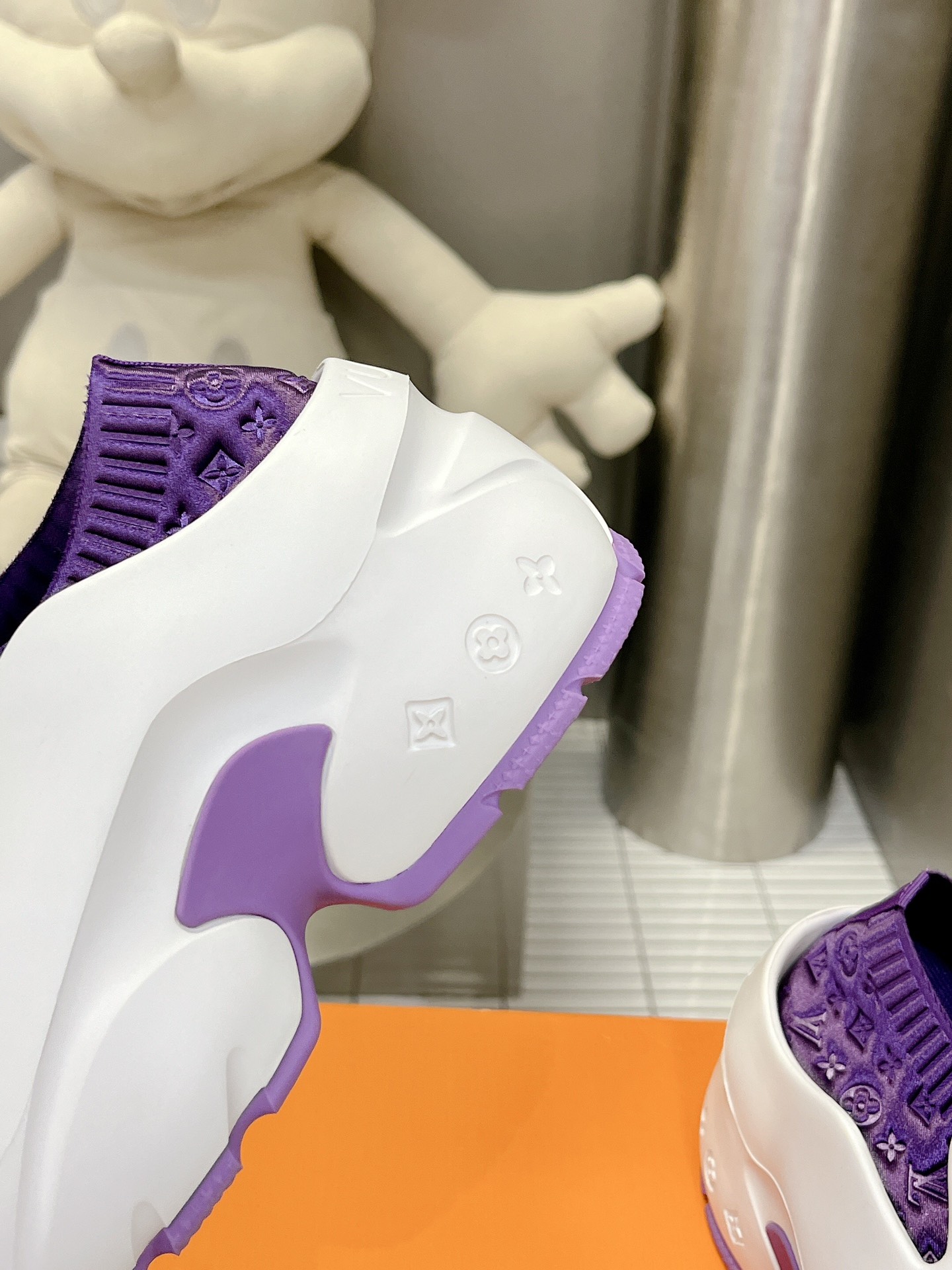 l**is V*t*n shark clog slippers(eu35-40)