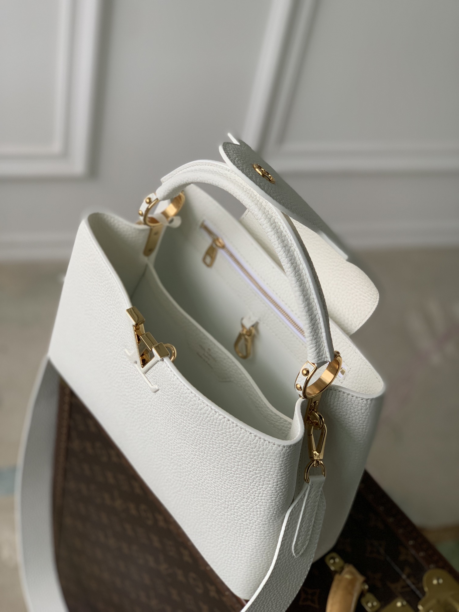 l**is V*t*n capucines handlebag