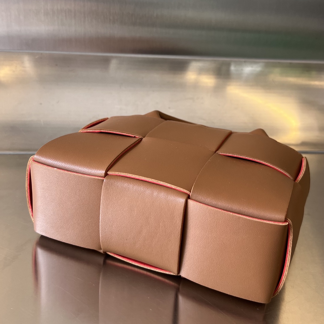 Bo*te*ga ve*ne*ta arco bag