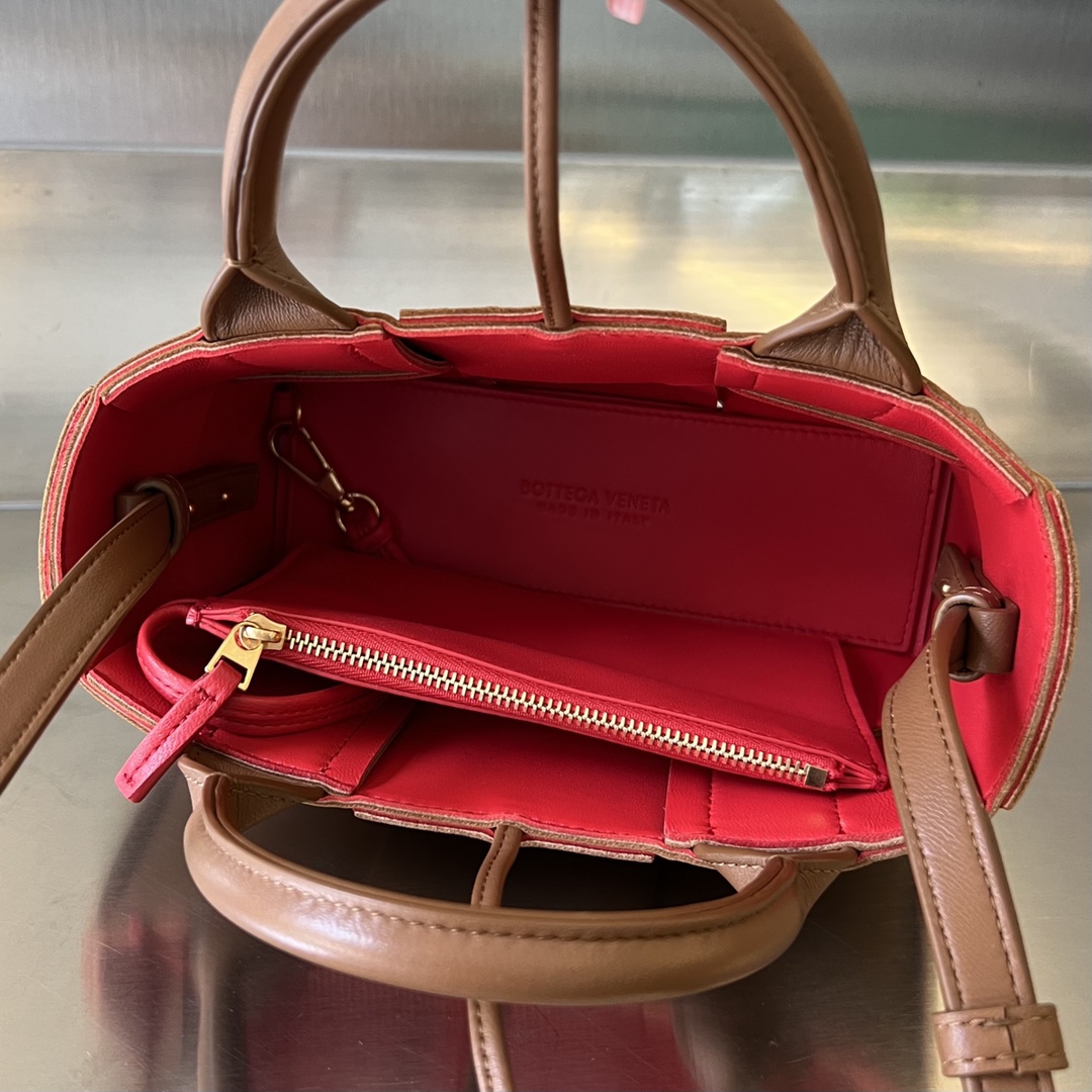 Bo*te*ga ve*ne*ta arco bag