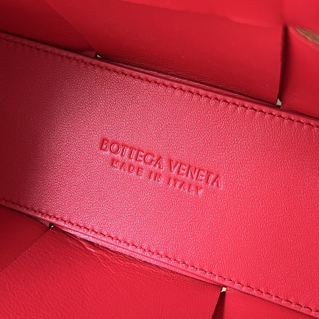 Bo*te*ga ve*ne*ta arco bag