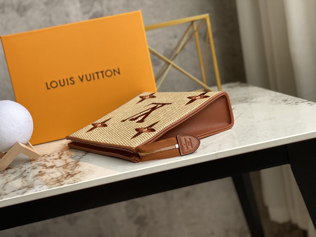 l**is V*t*n pouch-25x 20 x 5.5cm