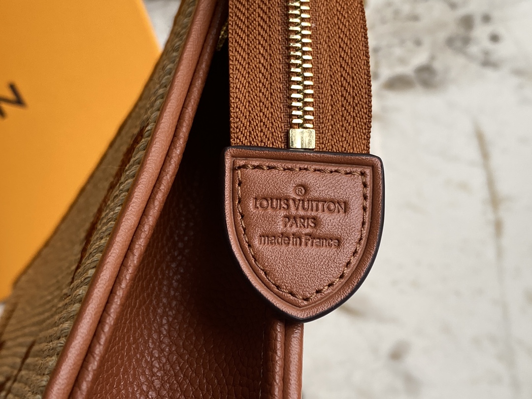 l**is V*t*n pouch-25x 20 x 5.5cm