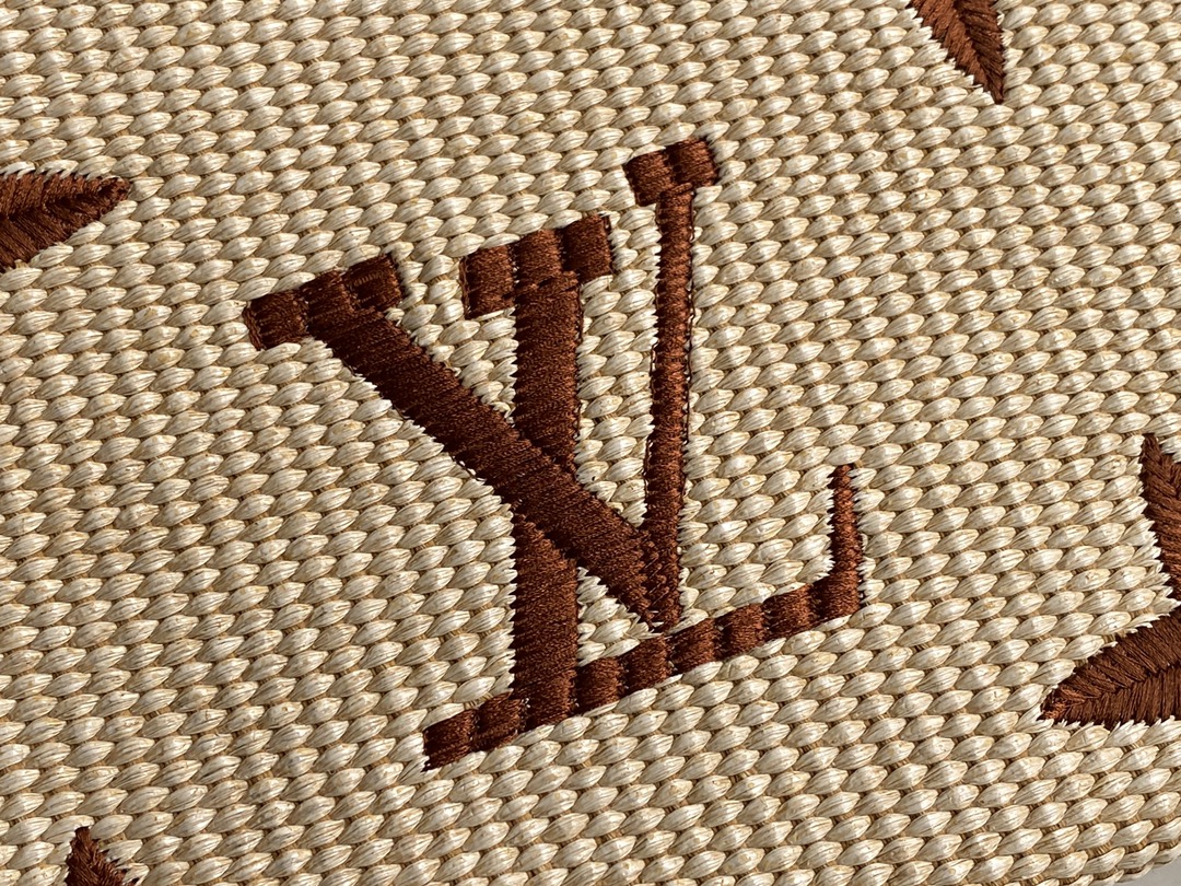 l**is V*t*n pouch-25x 20 x 5.5cm