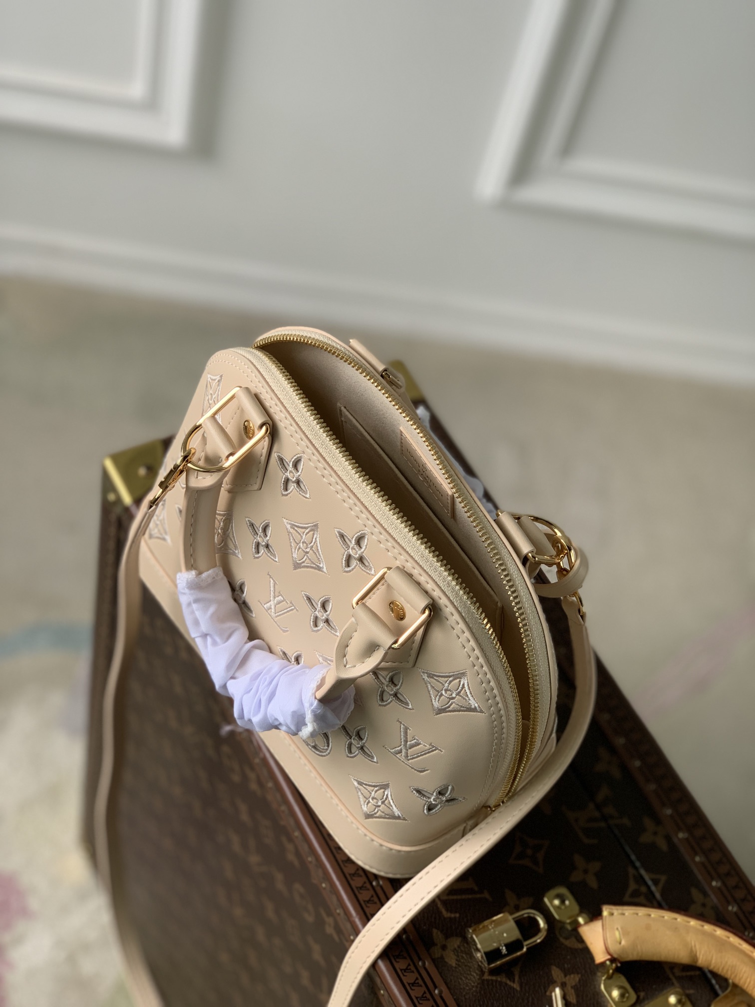 l**is V*t*n m22878 alma bb-23.5 x 17.5 x 11.5cm