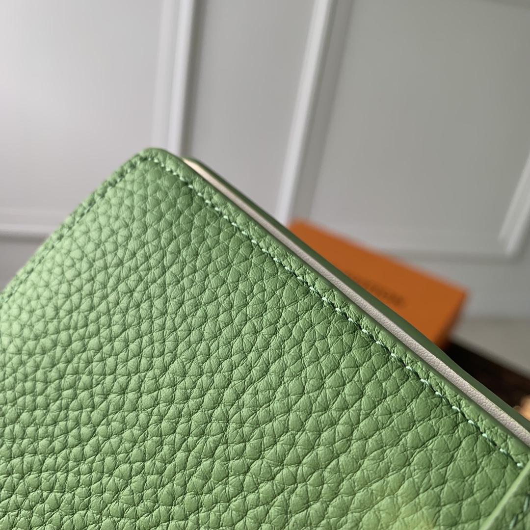 l**is V*t*n vertical wallet-m82512-10 x 19 x 1.7cm