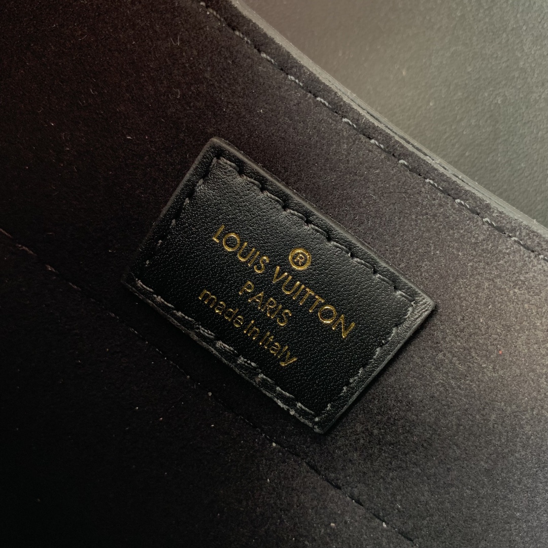 l**is V*t*n hide & seek bag-21 x 15 x 8cm