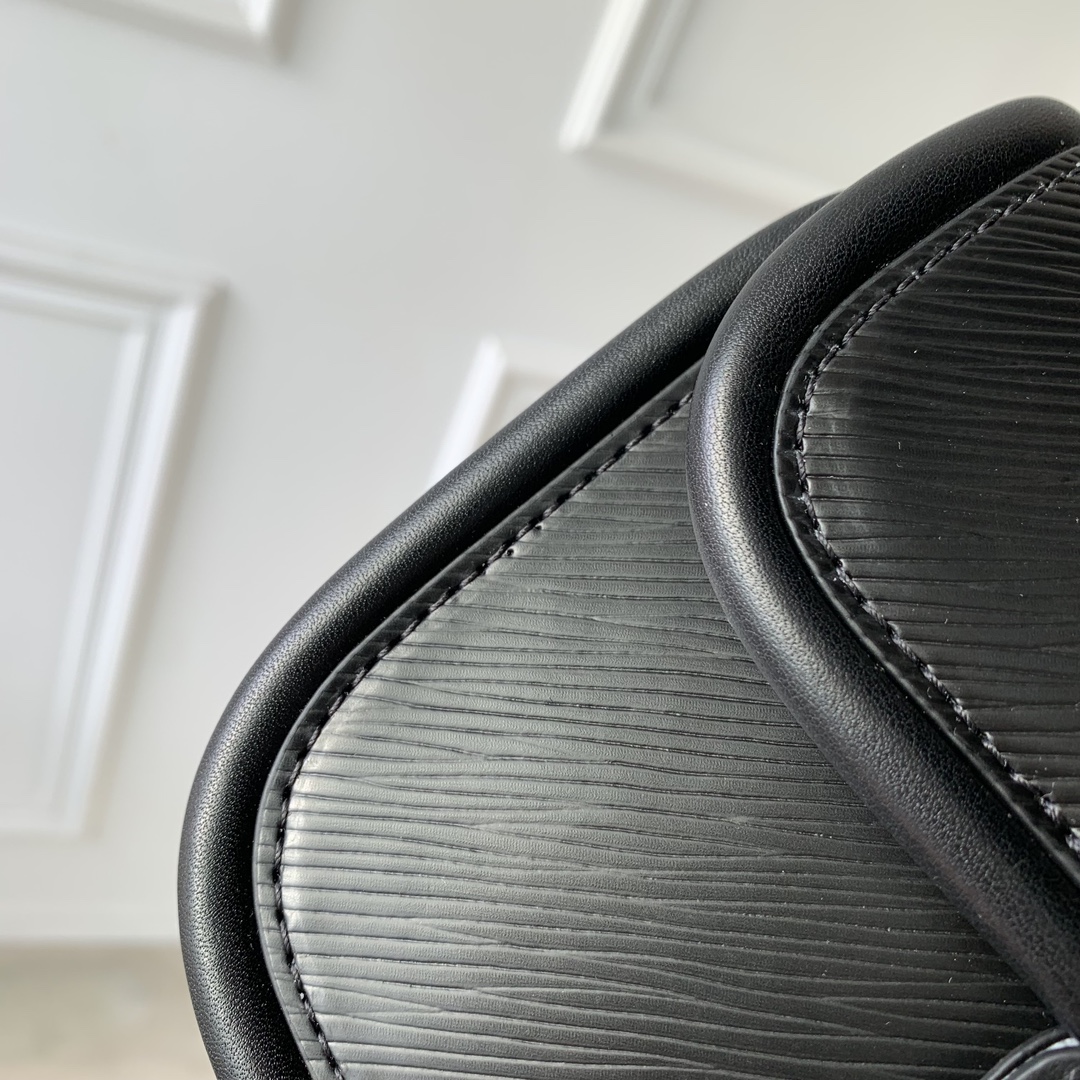 l**is V*t*n hide & seek bag-21 x 15 x 8cm