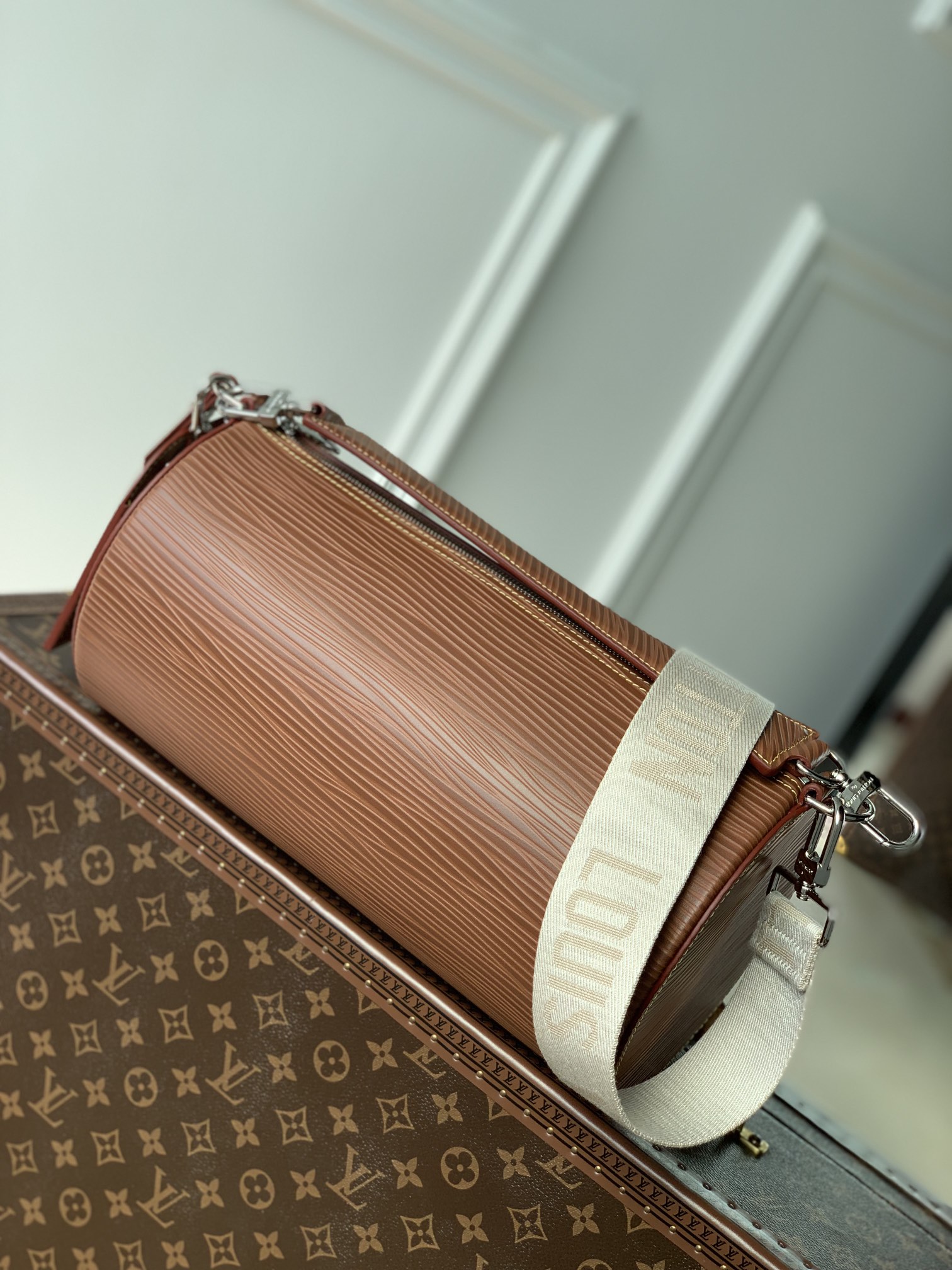 l**is V*t*n soft polochon bag m46692-27x 15x 15cm