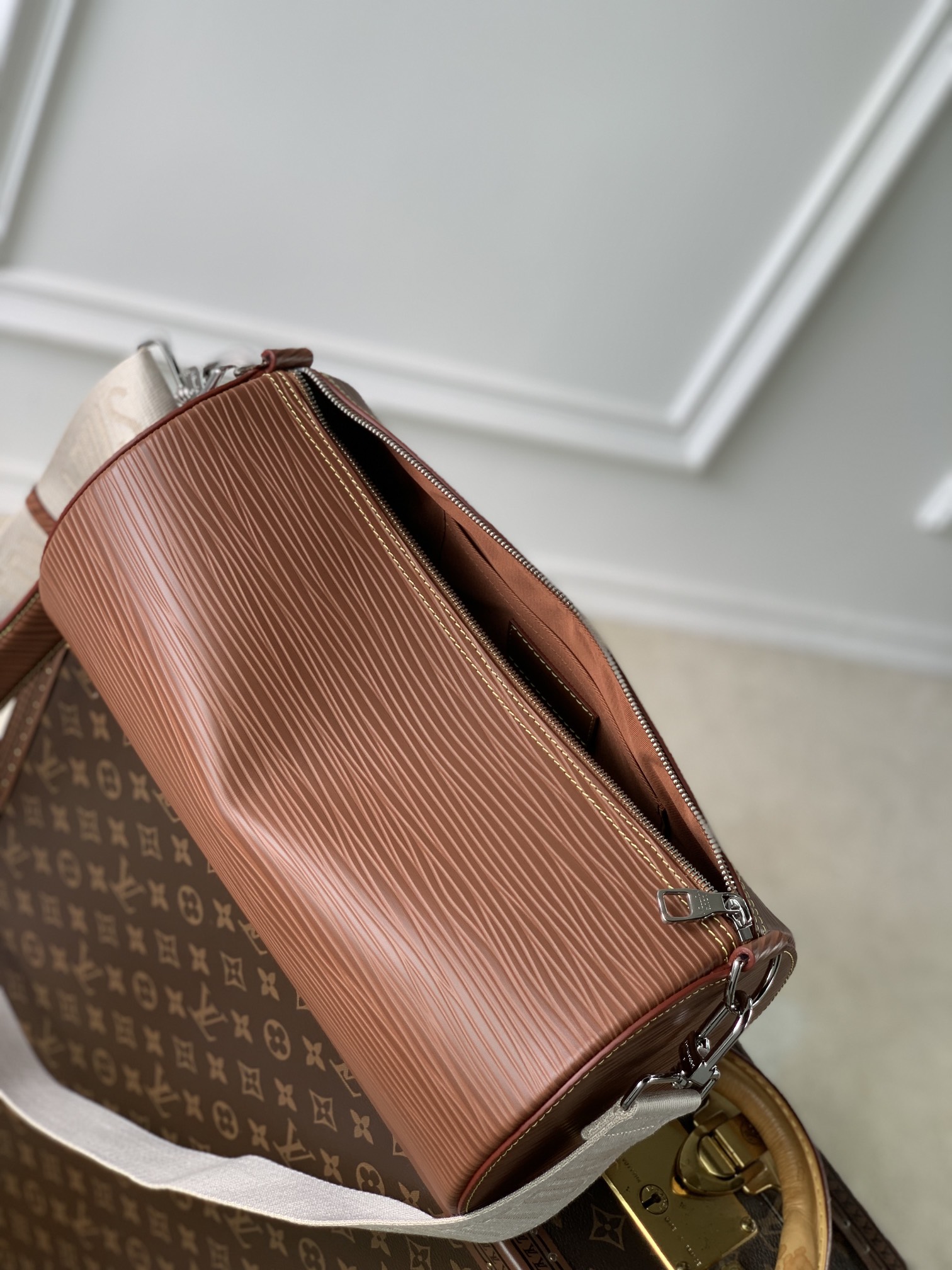 l**is V*t*n soft polochon bag m46692-27x 15x 15cm