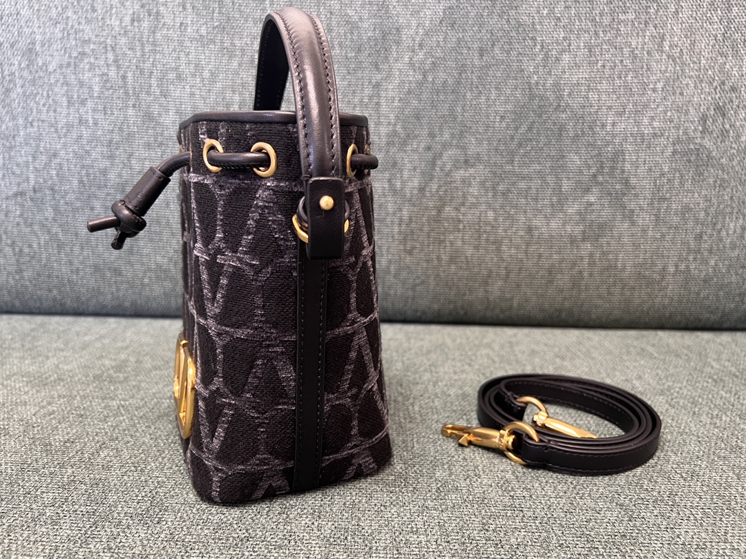 Valentino GARAVANIVLOGO SIGNATURE Bag-12*18*10CM