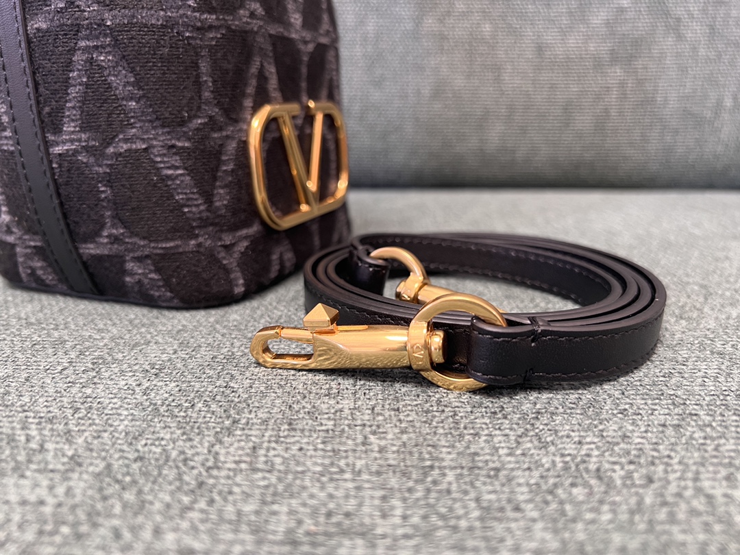 Valentino GARAVANIVLOGO SIGNATURE Bag-12*18*10CM