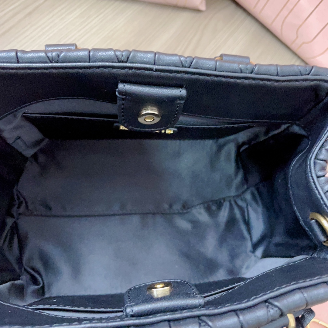 MiuMiu Tote-20 X16 X11CM