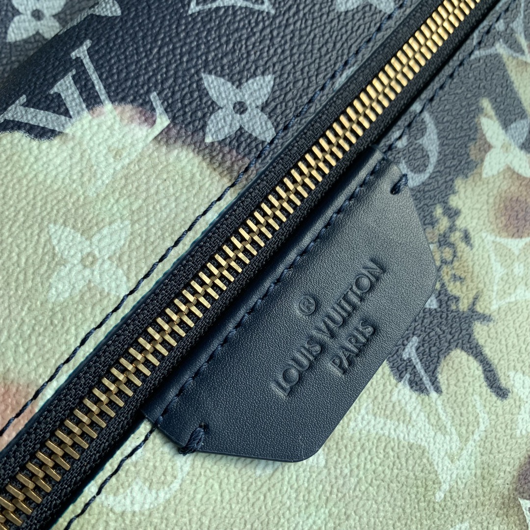 l**is V*t*n discovery backpack-29*38*20cm