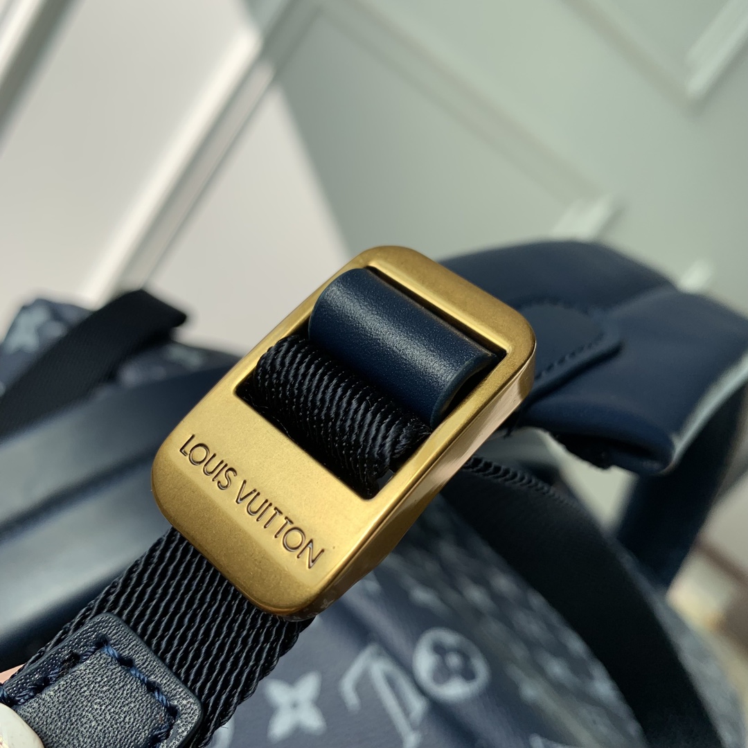 l**is V*t*n discovery backpack-29*38*20cm