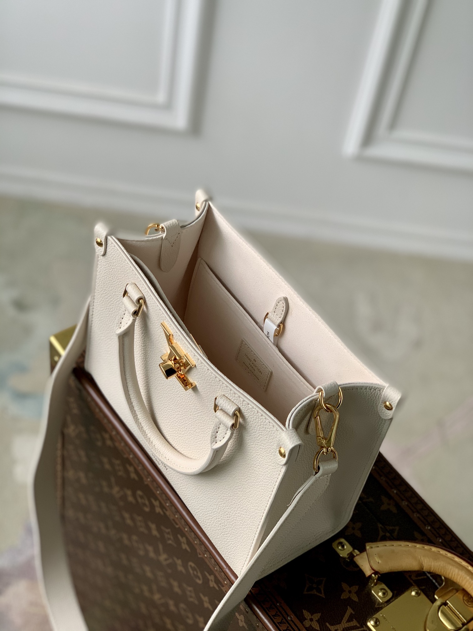 l**is V*t*n lock & go -24.5 x 19.0 x 10.5 cm