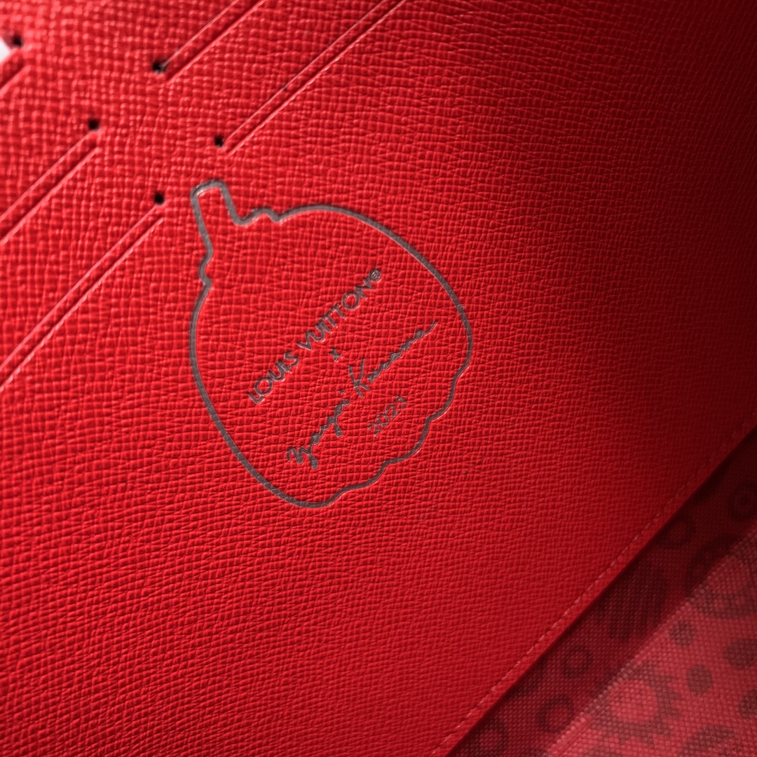 l**is V*t*n x yk toiletry pouch on chain - 25 x 20 x 5.5 cm