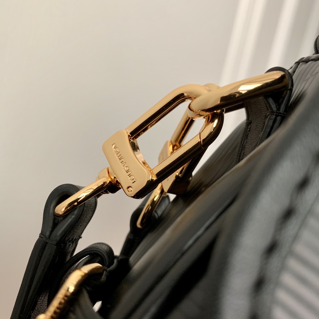 l**is V*t*n saumur bb-20 x 16 x 7.5cm