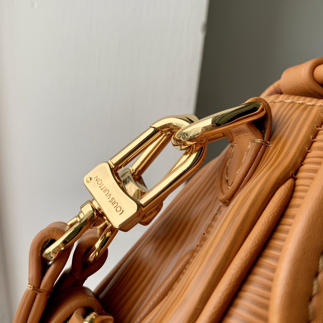 l**is V*t*n saumur bb-20 x 16 x 7.5cm