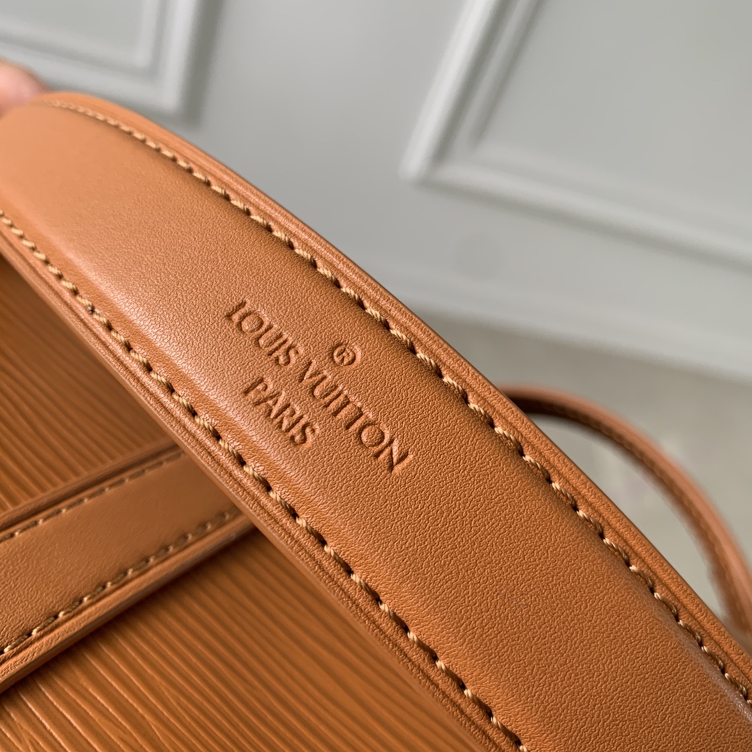 l**is V*t*n saumur bb-20 x 16 x 7.5cm