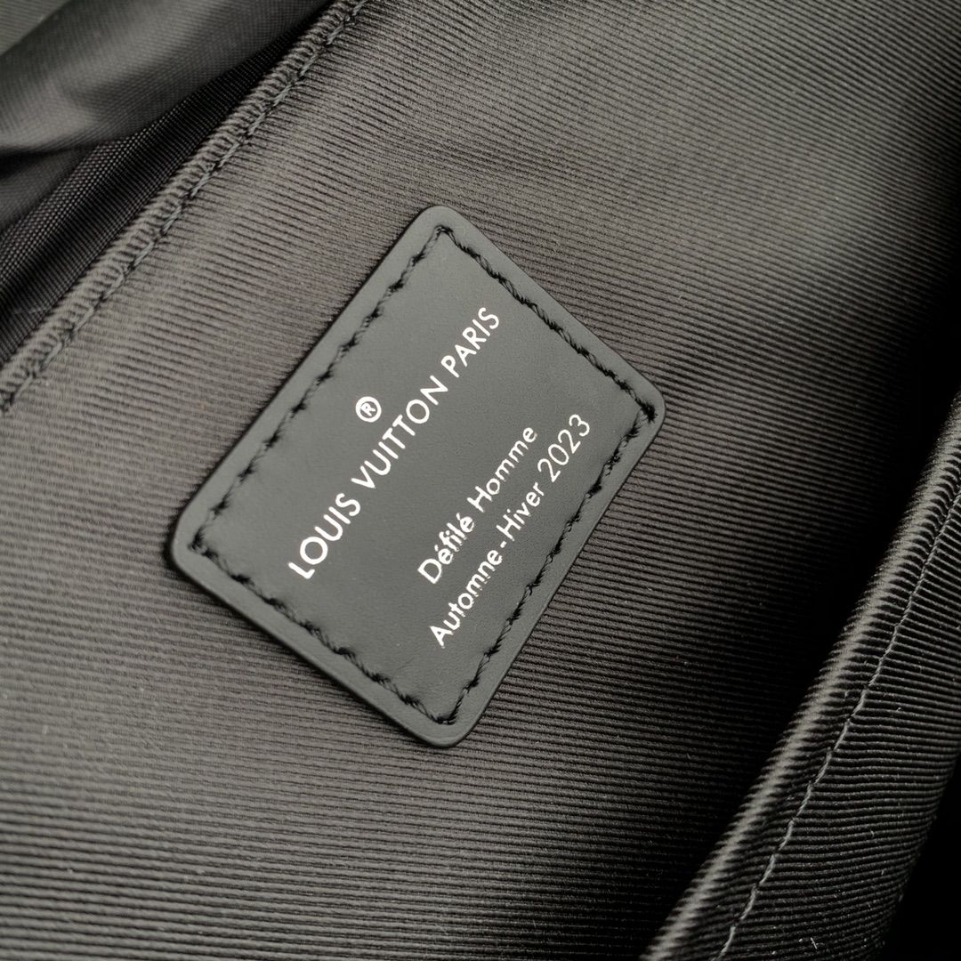 l**is V*t*n montsouris backpack-32 x 40 x 19cm