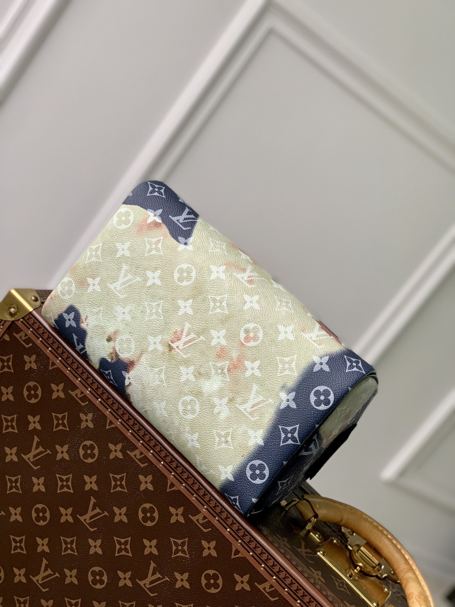 l**is V*t*n dopp kit-28 x 15 x 16.5cm