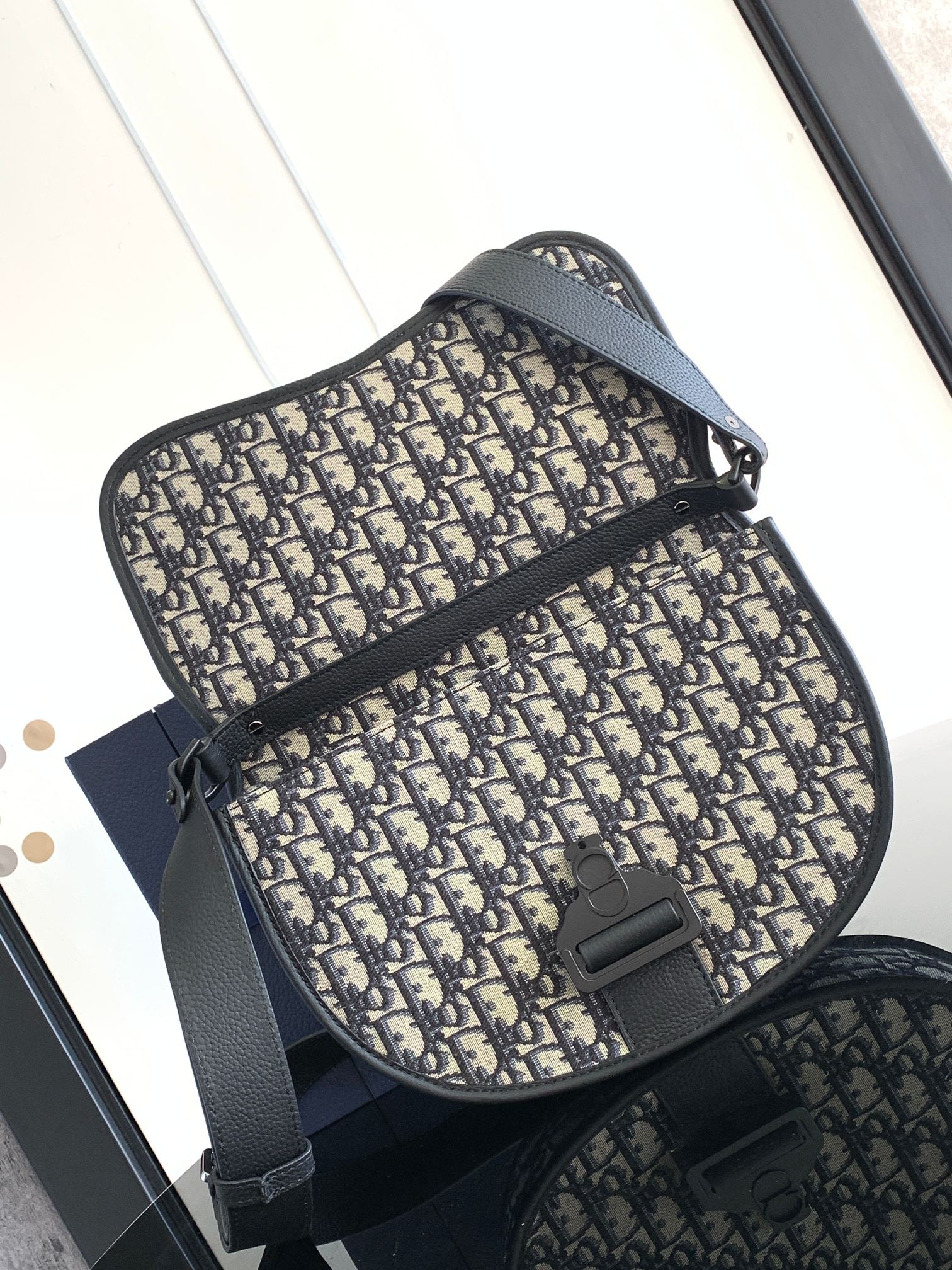 D*or gallop messenger bag-28 x 22 x 7 cm